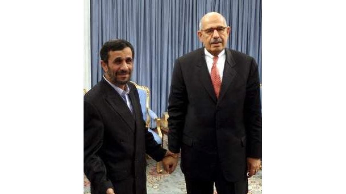 El presidente iraní da la bienvenida a El Baradei.