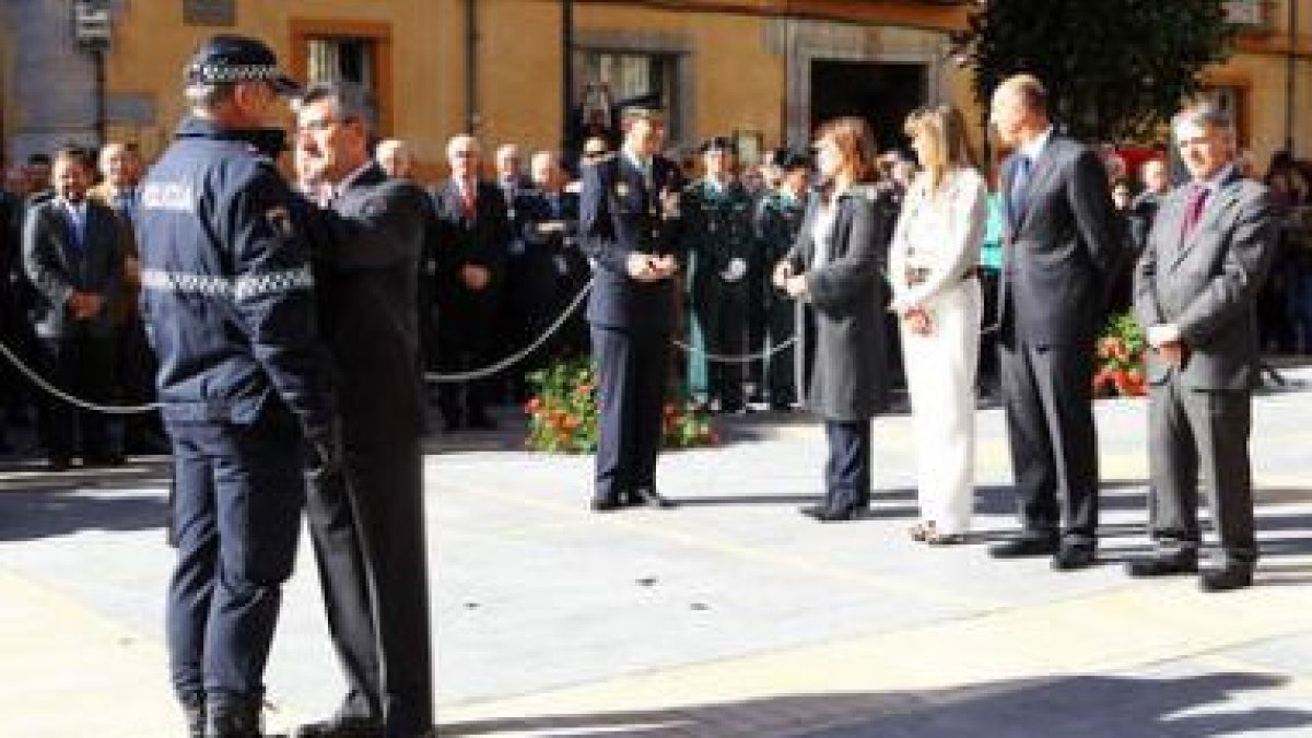 El alcalde, Francisco Fernández, impuso las medallas, junto al concejal de Seguridad .