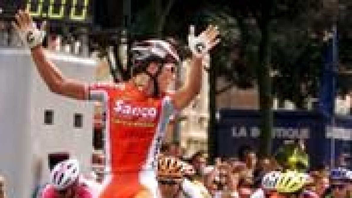 Cipollini mira a sus rivales, durante una victoria en el Tour de Francia