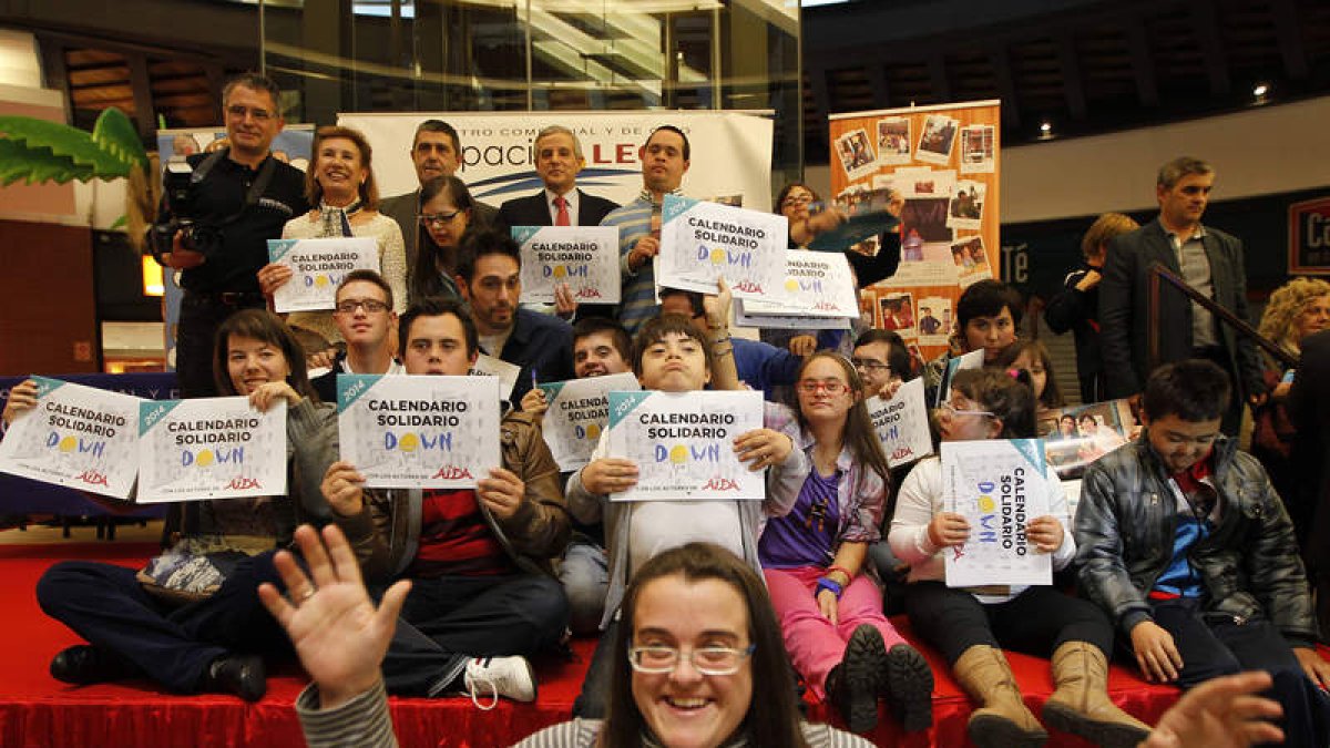 Presentación del calendario de Amidown León para el sostenimiento de las actividades de la asociación.