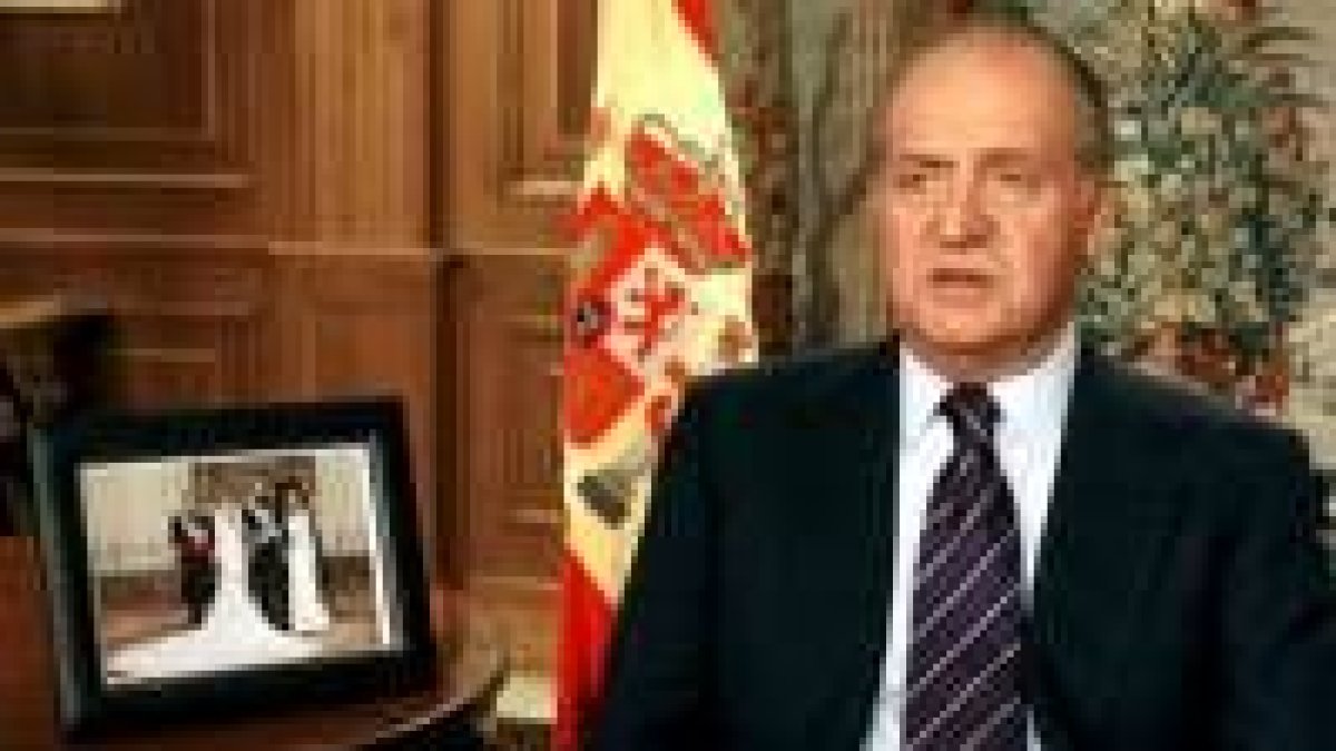 Don Juan Carlos, durante su discurso navideño desde el Palacio de la Zarzuela la pasada Nochebuena