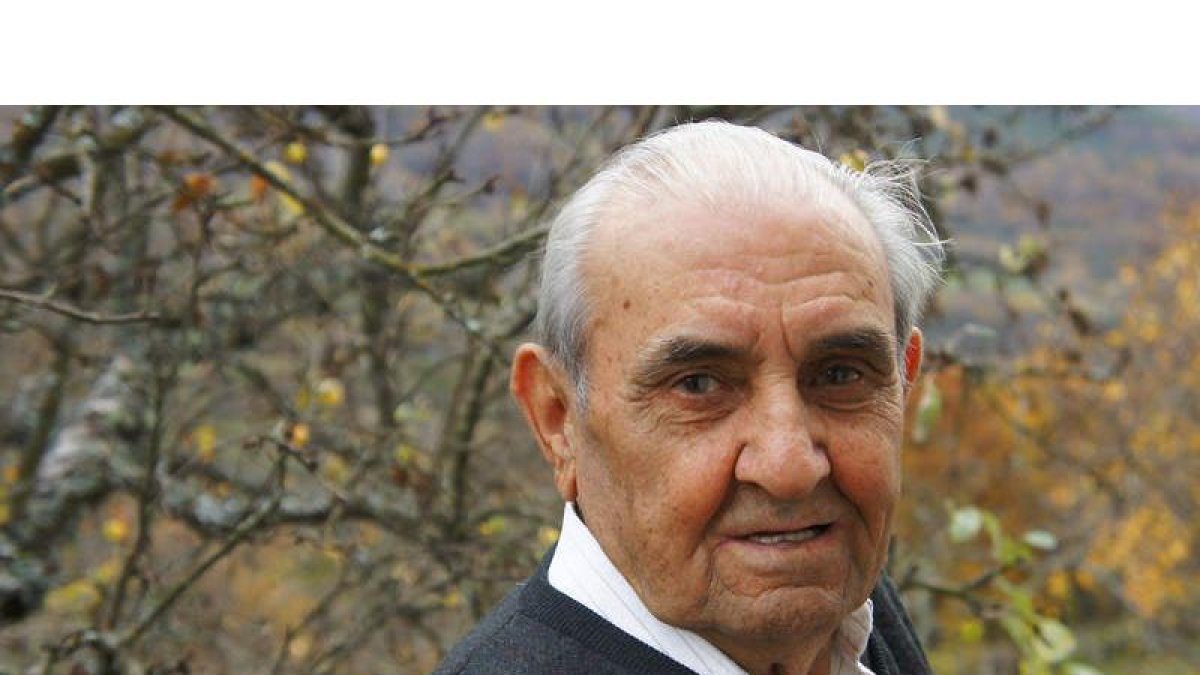 El veterano artista afincado en Robles de Laciana Jonás Pérez.