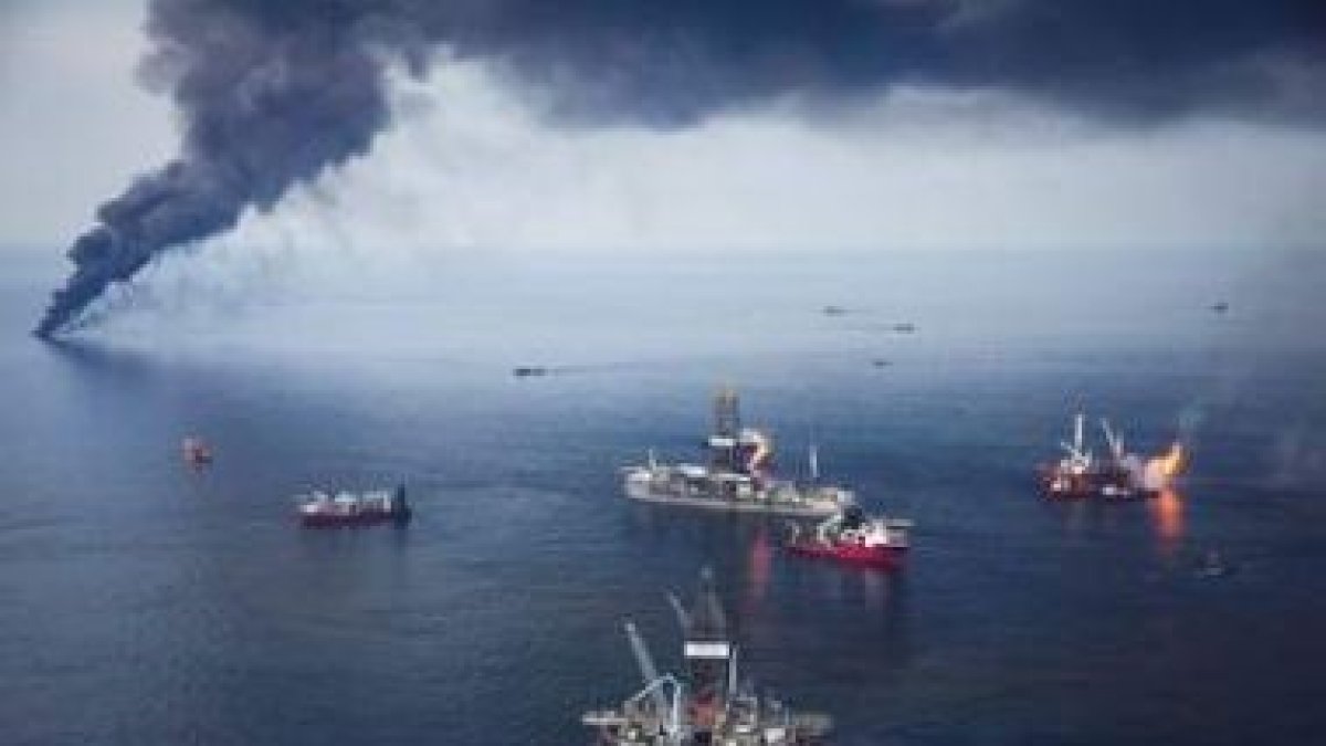 Una humareda se levanta en el Golfo de México, producto del petróleo quemado.