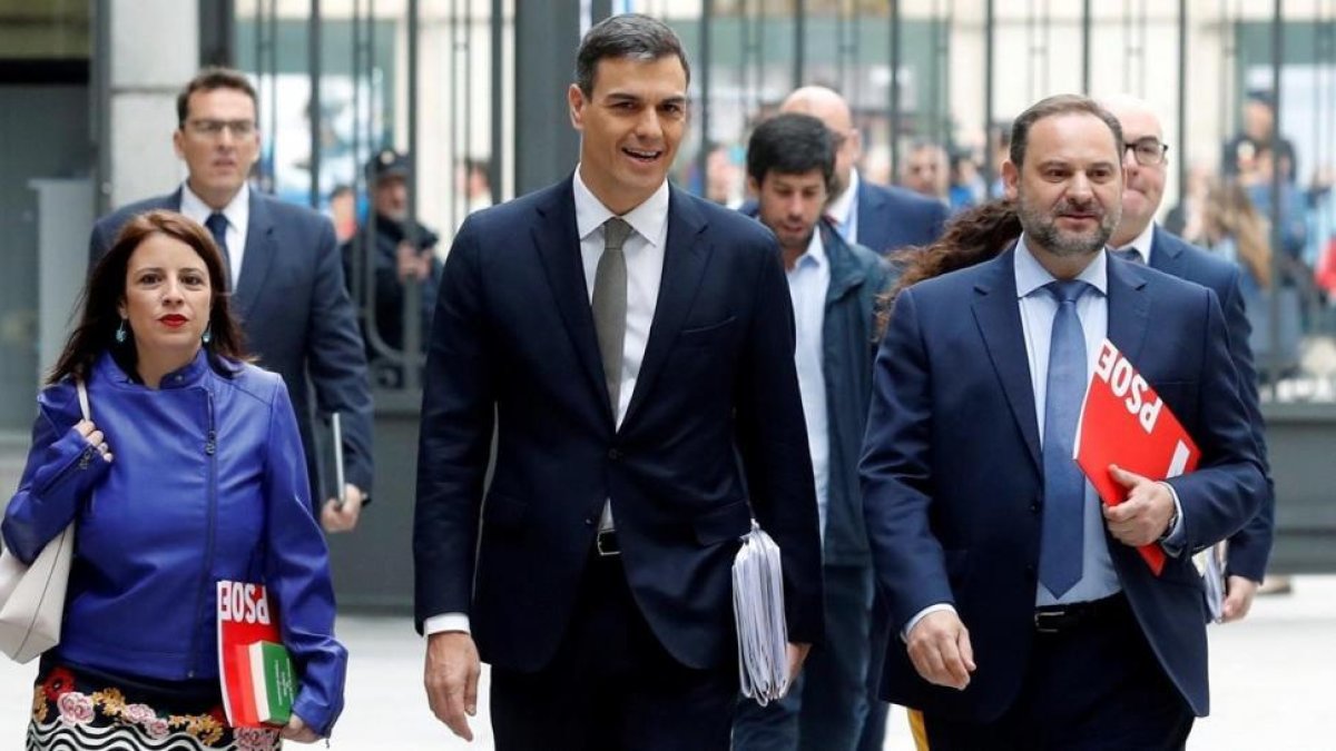 El Secretario General del PSOE, Pedro Sánchez, acompañado por miembros del grupo socialista a su llegada al Congreso. El Secretario General del PSOE, Pedro Sánchez, acompañado por miembros del grupo socialista a su llegada al Congreso