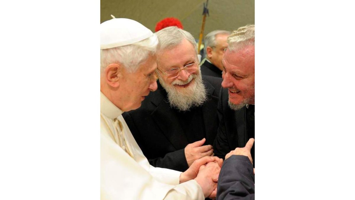 El Papa y Kiko Argüello (dcha.), en la ceremonia del día 20.