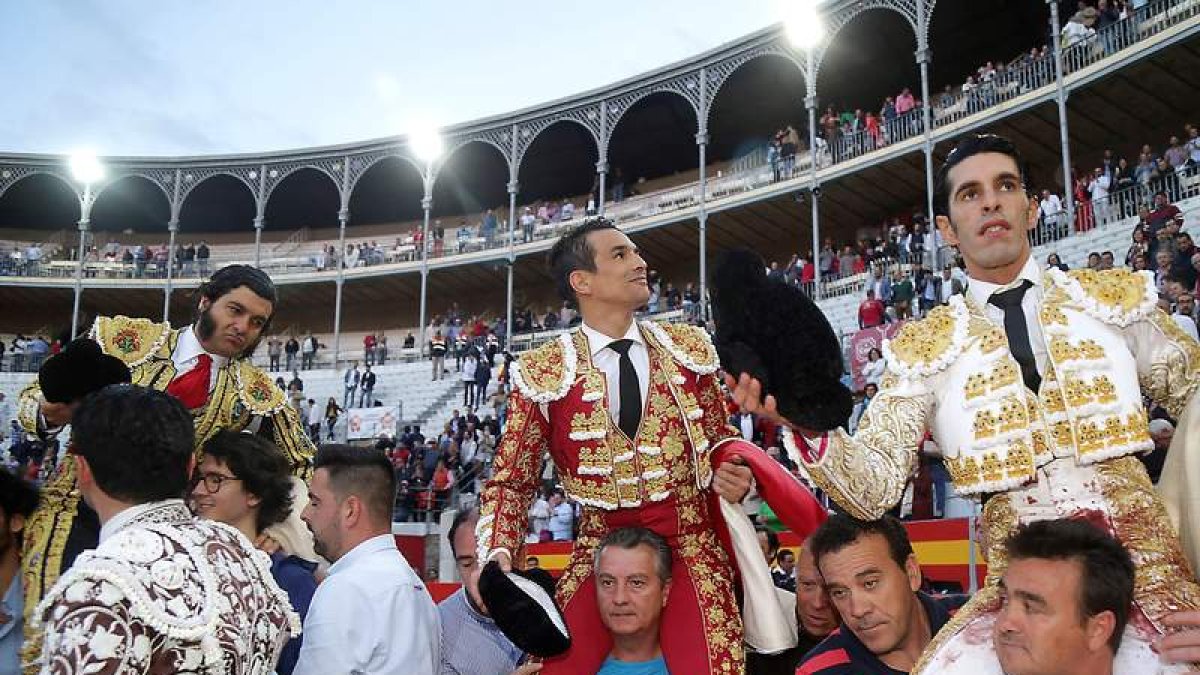 Morante, Manzanares y Talavante comparten salida a hombros en Granada a principios de este mes. PEPE TORRES