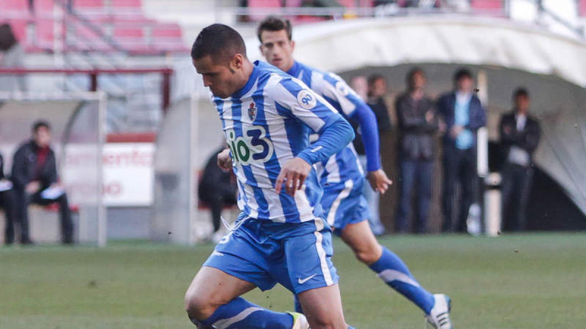 Acorán, de nuevo muy activo en el ataque berciano, pelea un balón con Moustapha bajo la atenta mirada de Máyor.