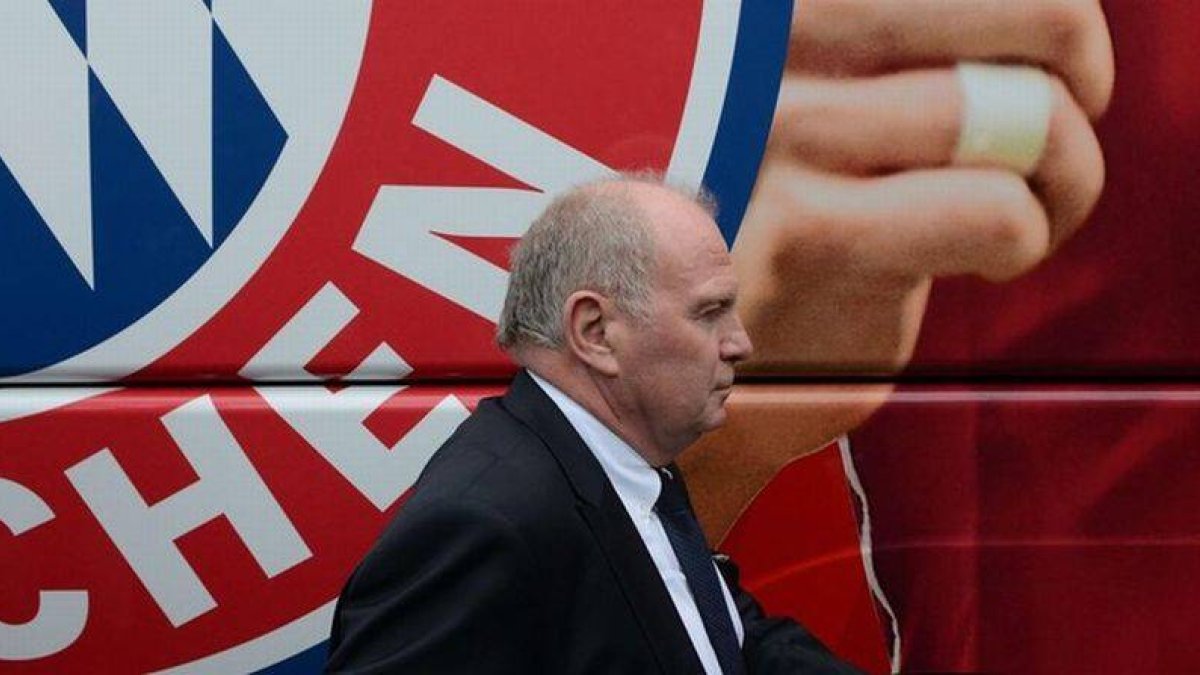 Hoeness, junto al autocar de la plantilla del Bayern, el pasado mes de noviembre.