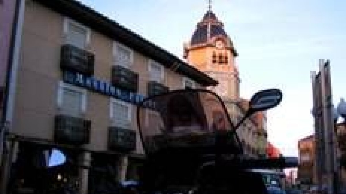 Una motocicleta de gran cilindrada, aparcada frente al Ayuntamiento de La Bañeza