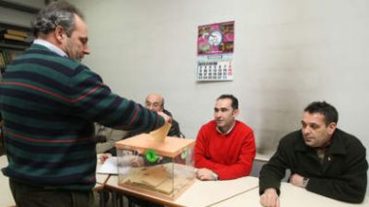 Uno de los trabajadores deposita su voto en el referéndum del día 2