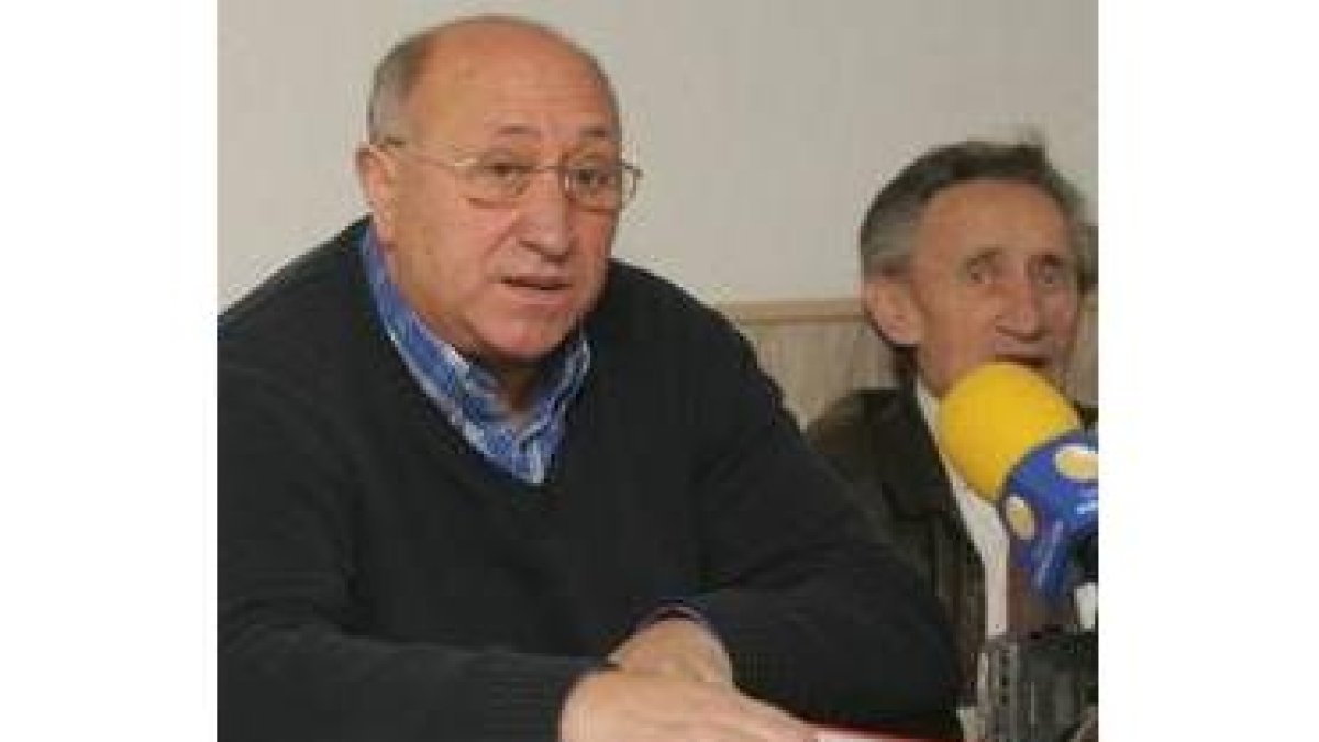 Paulino Bejega presentó ayer las jornadas de convivencia en Ponferrada