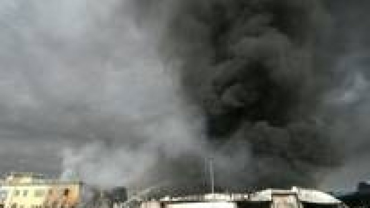 Una intensa columna de humo se eleva sobre la fábrica siniestrada en Venta de Baños
