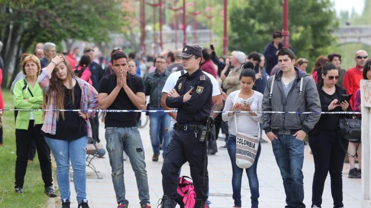 Gestos de asombro, móviles y estupor en torno al cordón policial frente a la pasarela de La Condesa.