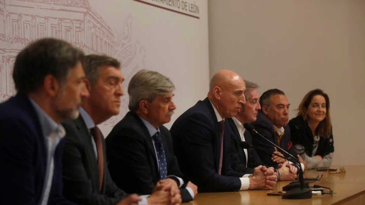 Diez estuvo arropado por los presidentes del CEL y la Fele, el rector, el máximo dirigente de la Cámara de Comercio y la consejera ejecutiva y el director general de la Cultural. FERNANDO OTERO