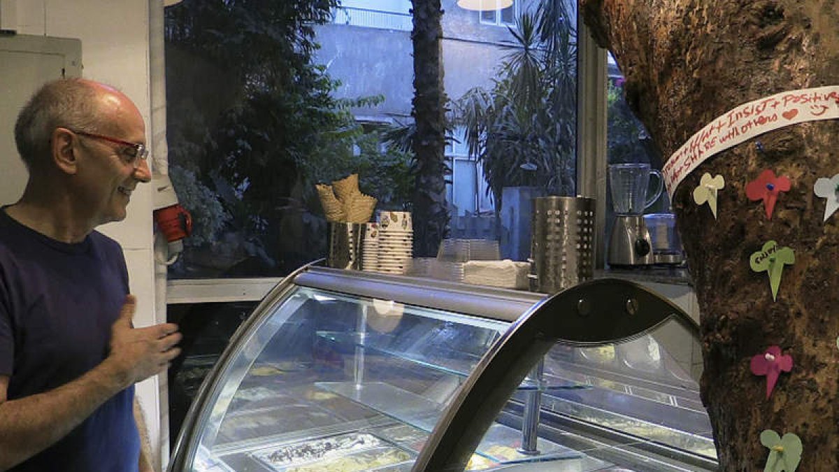 El heladero Ambrogio Manenti, impulsor de la ‘Gelateria Sociale’ en el barrio de Maadi, de la ciudad de El Cairo. EDU MARÍN