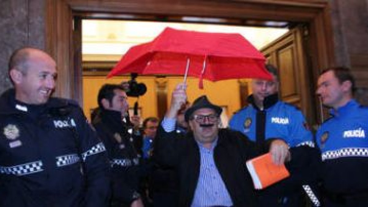Ramiro Pinto volvió a ser desalojado del Pleno por sus protestas ante la externalización.