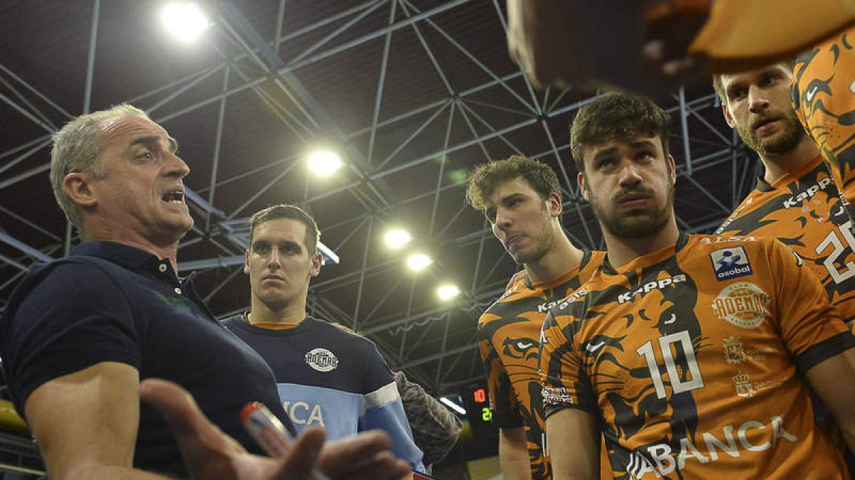 Los leoneses se enfrentarán a tres rivales directos por el segundo puesto durante el próximo mes. DL