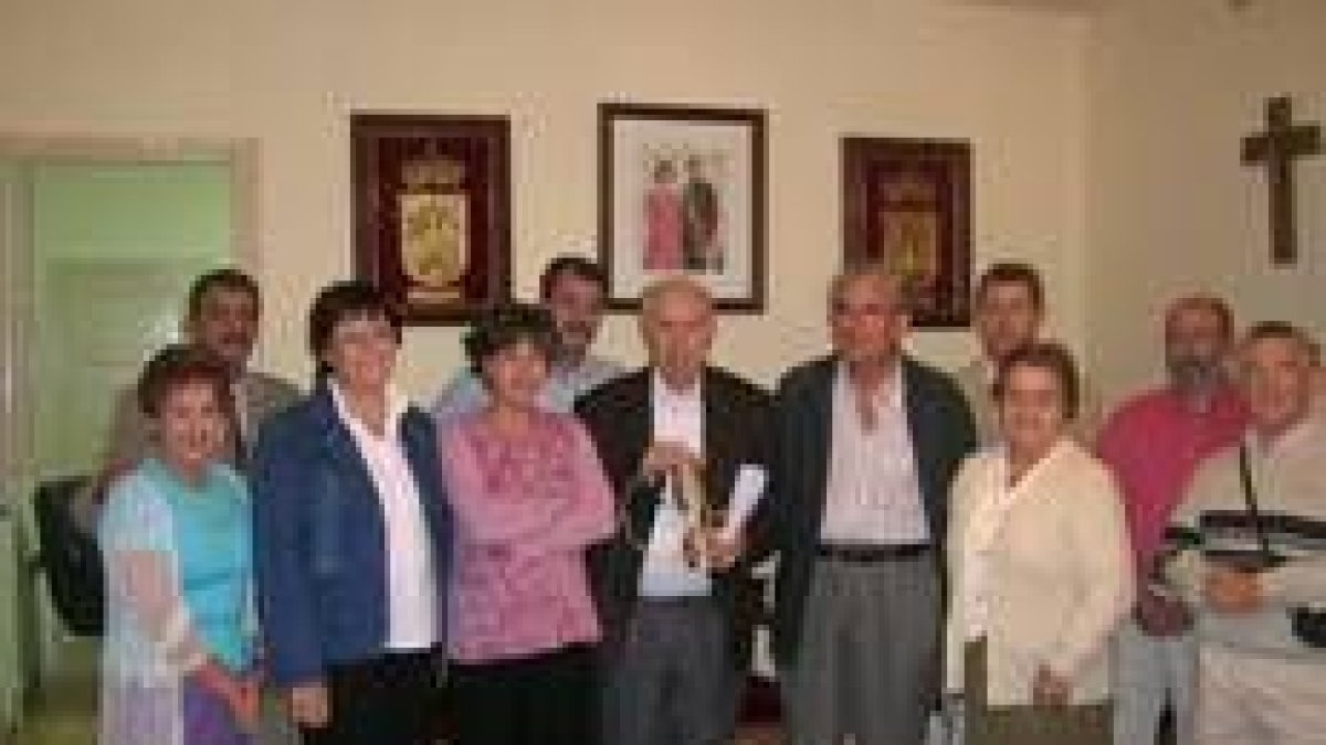 Julio de Prado, rodeado de los allegados que le acompañaron en el acto