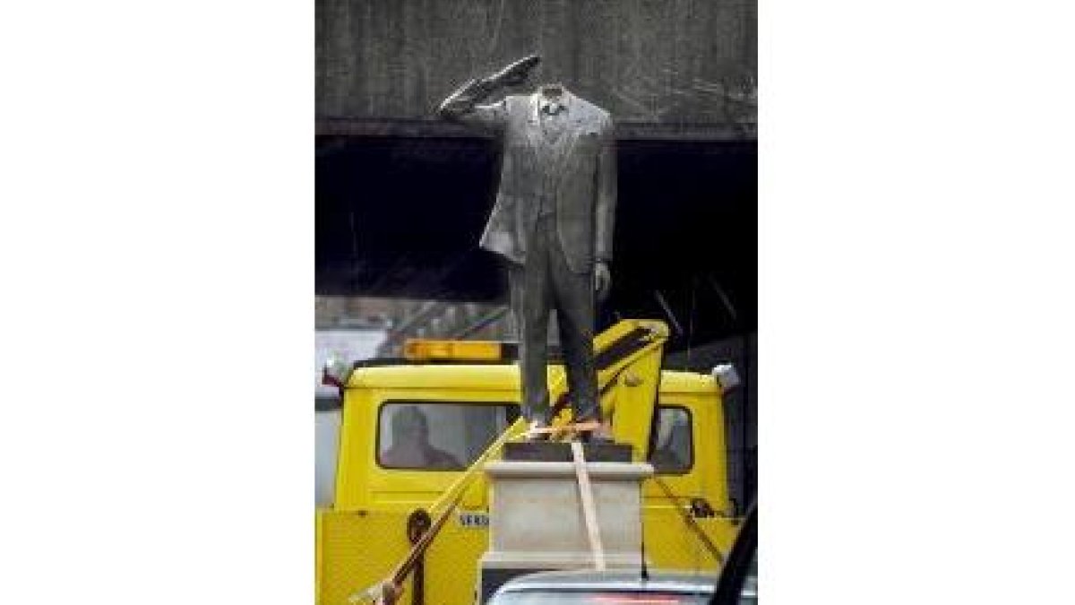 Una camioneta se lleva una efigie decapitada de Sadam Huseín