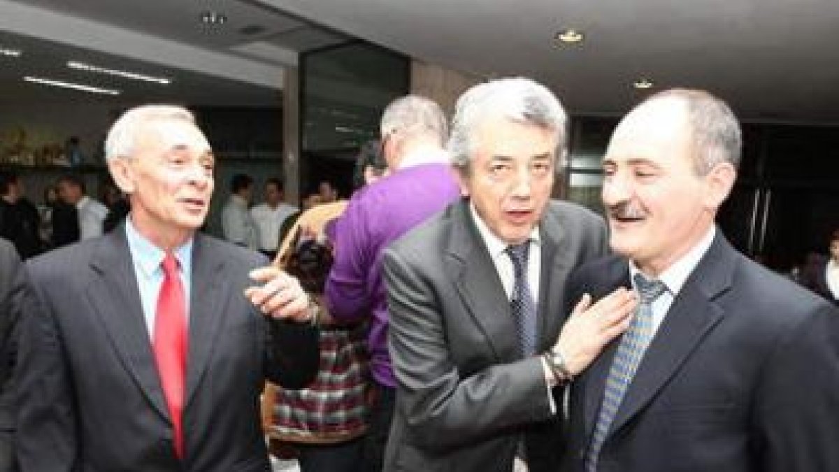 Martínez, con el pedáneo de San Pedro, en su última visita.