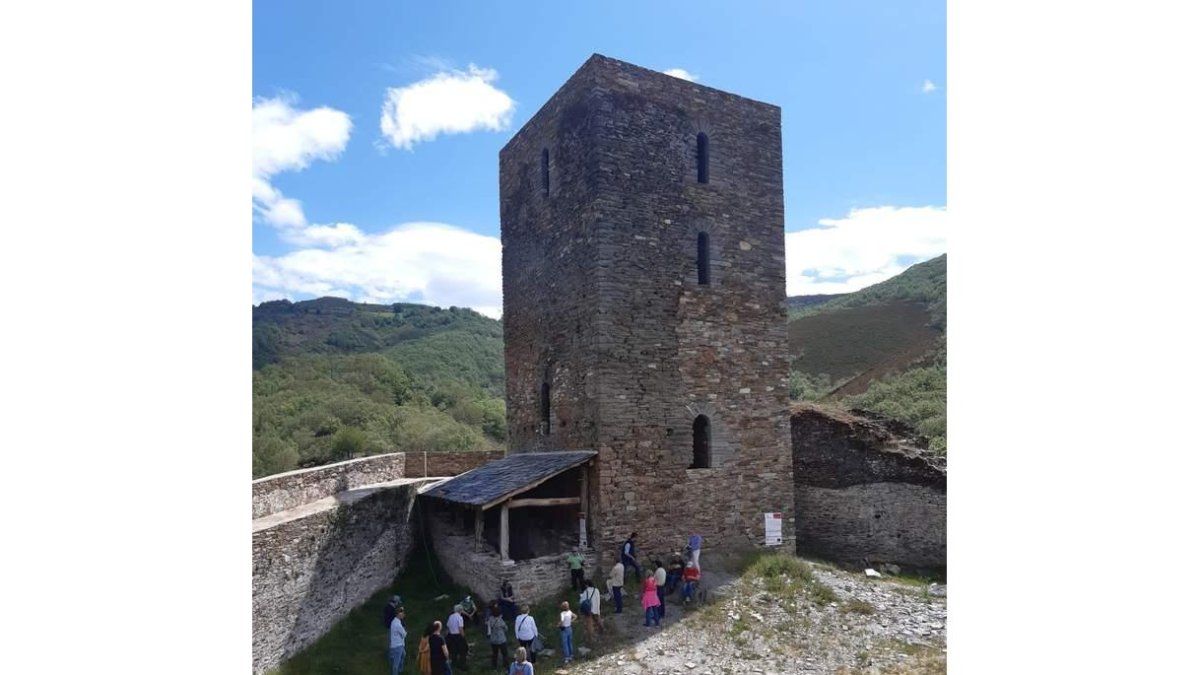 Los asistentes a las jornadas del IEB tuvieron ocasión de participar en una visita guiada al Castillo de Balboa y comprobar cómo se ha salvado de la ruina con las distintas inversiones de la Junta de Castilla