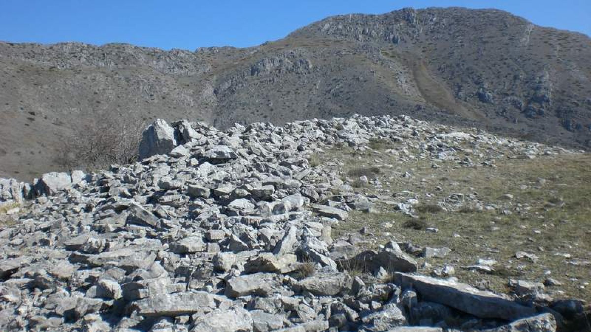 Imagen del castro prerromano en la cara sur del monte Peñacorada.