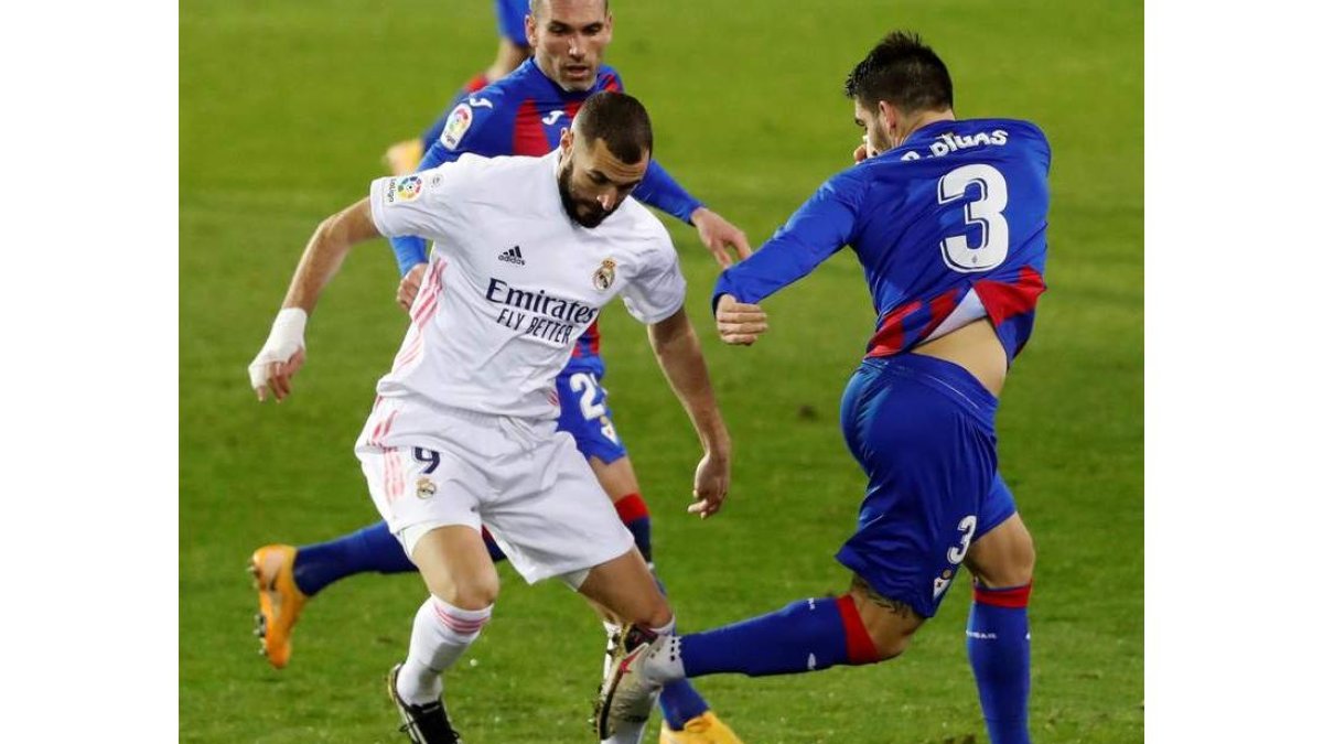 Benzema ofreció otro nuevo recital anotando el primer gol del Real Madrid y asistiendo a Modric en el segundo. JUAN HERRERO