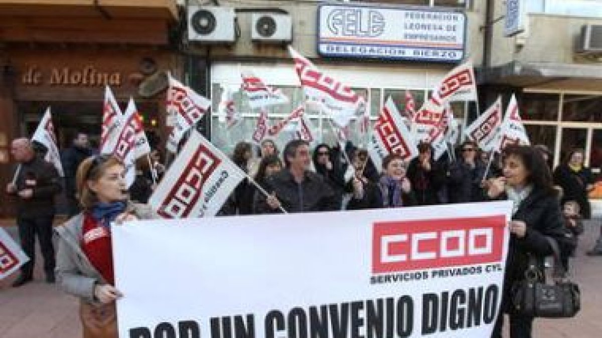 Los trabajadores se concentraron ante la Fele para exigir el convenio colectivo.