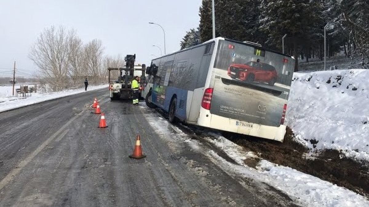 Autobús interurbano fuera de la carretera en Carbajal. DL