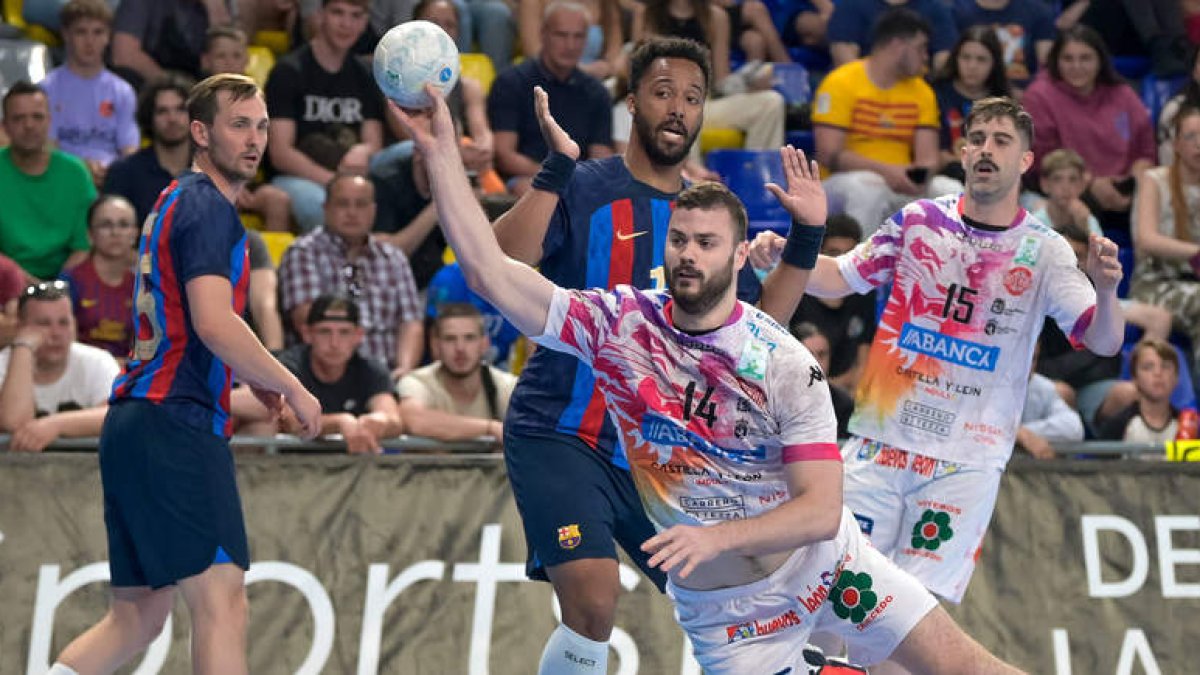 El Abanca Ademar puso punto y final a la Liga Asobal con una derrota en el Palau frente al Barça. GERARD