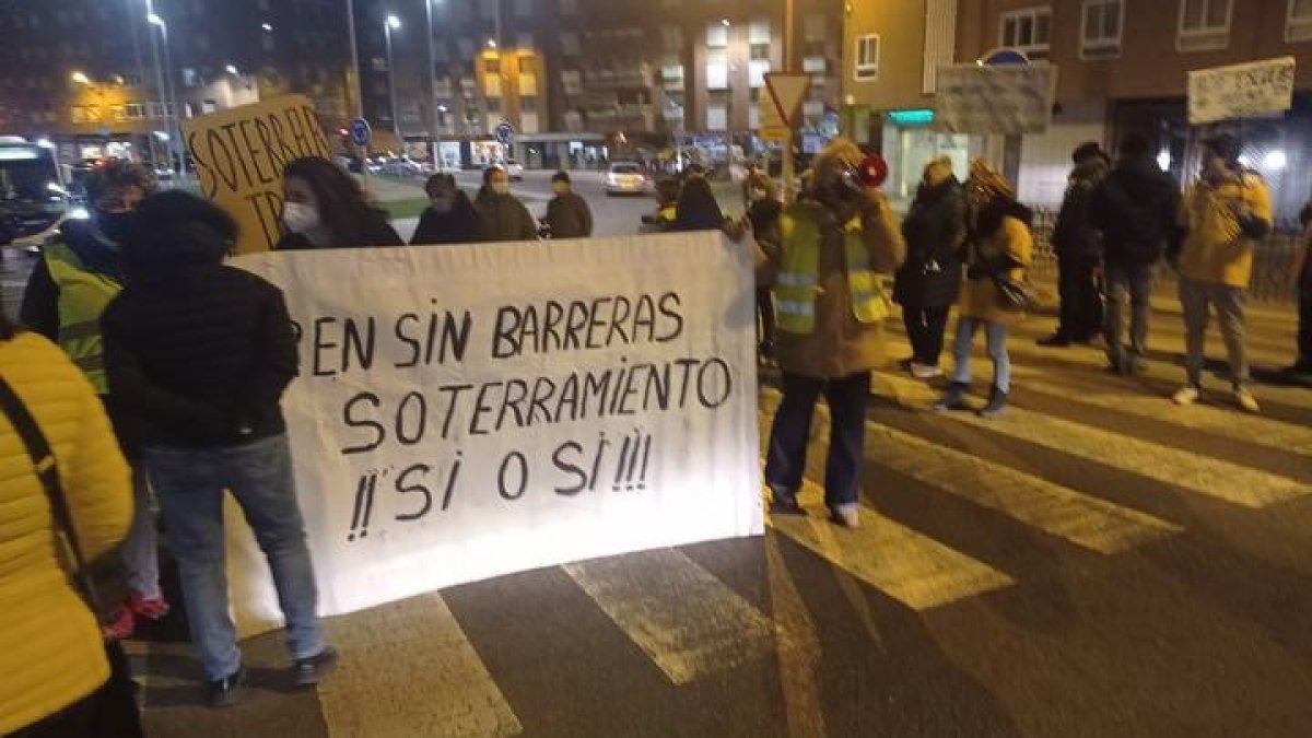 Protesta de este viernes contra las barreras del ferrocarril en Trobajo del Camino. L.U.