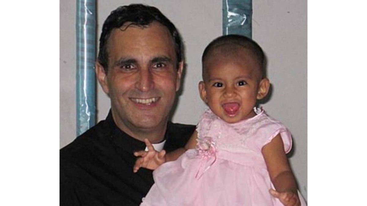Ignacio Doñoro, con una niña acogida. DL