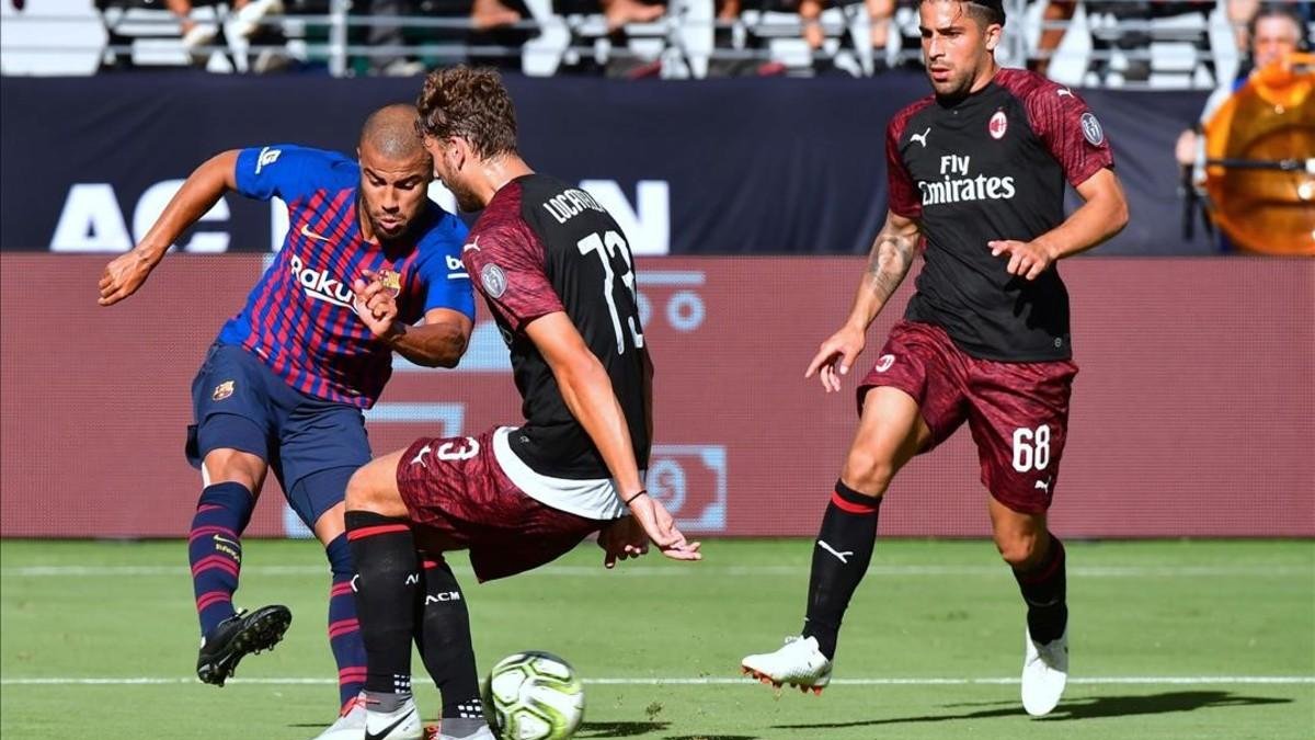 Rafinha prueba el disparo durante el partido ante el Milan