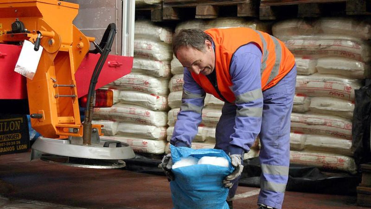 Un operario prepara los sacos de la sal que será utilizada en las calles durante las heladas