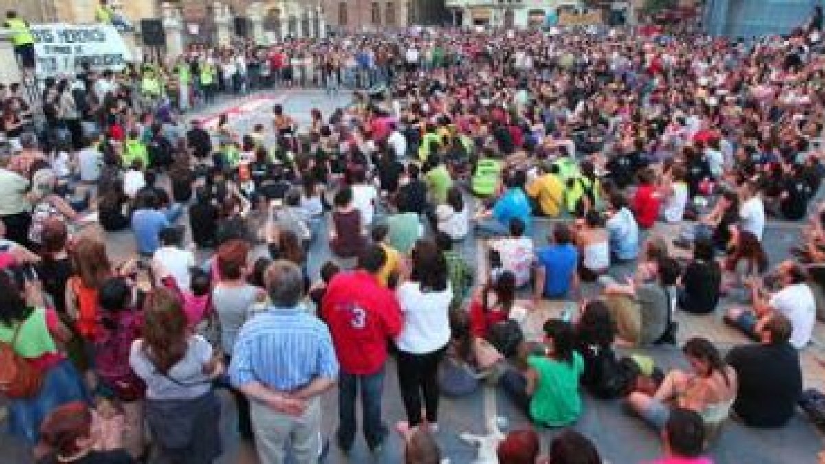 Una asamblea ante la Catedral de León puso fin a la manifestación de los indignados.