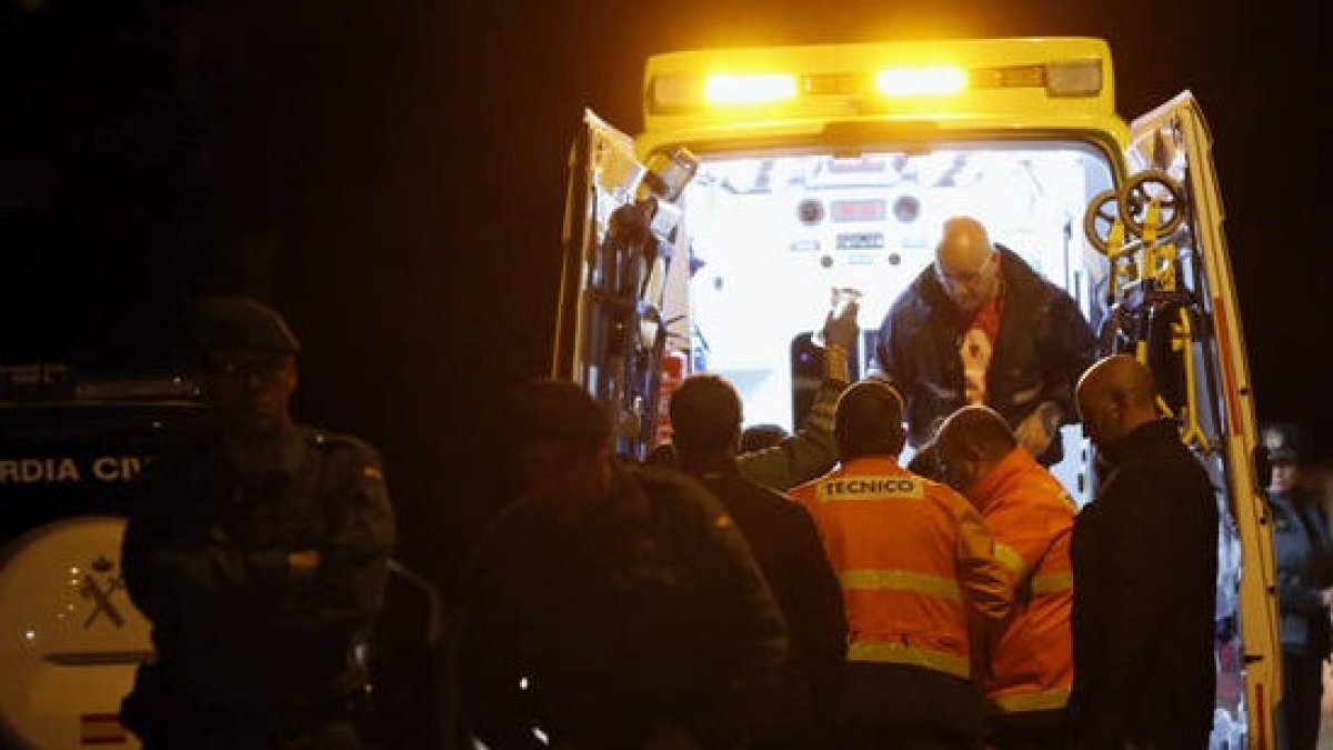 Actuación de la Guardia Civil y los servicios sanitarios en un accidente de tráfico. DL