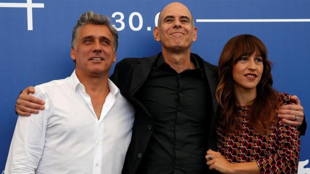 El director Samuel Maoz (centro), con los actores Lior Ashkenazi y Sara Adler durante la presentación de Foxtrot en Venecia.