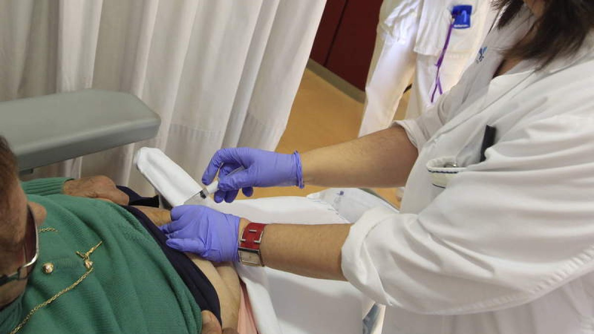 Una paciente recibe tratamiento en el servicio de Oncología del Hospital de León. RAMIRO