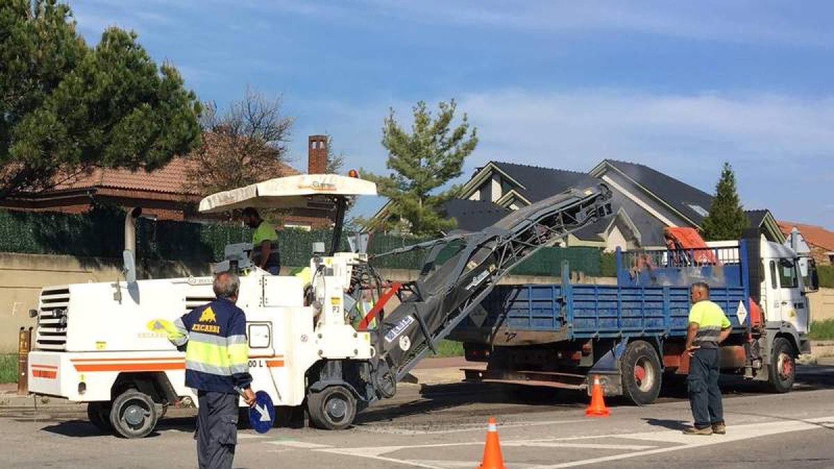 Los operarios empezaron por la carretera de Carbajal. DL