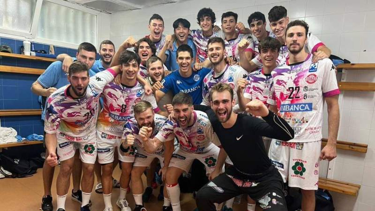 Los jugadores celebran el triunfo del Ademar en la Copa Castilla y León, el quinto seguido. ADEMAR