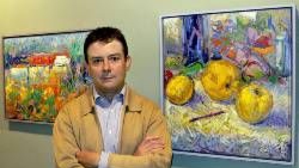 Juan José Gómez de la Torre ante una de sus obras