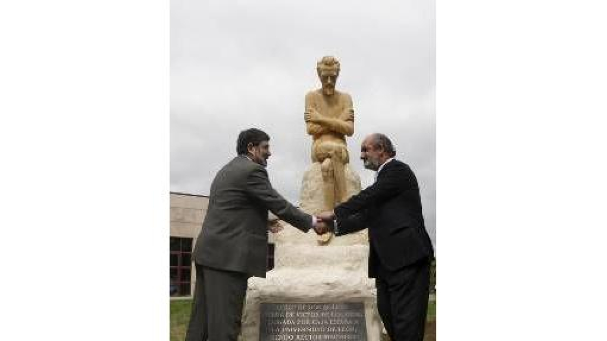 El rector, Ángel Penas, y el presidente de Caja España, Santos Llamas, en la colocación del Quijote