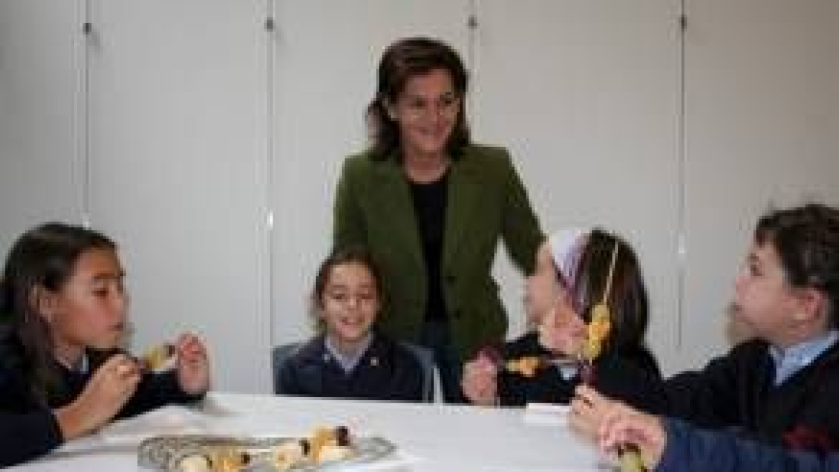 La concejala con algunos de los niños que participan en el taller de nutrición