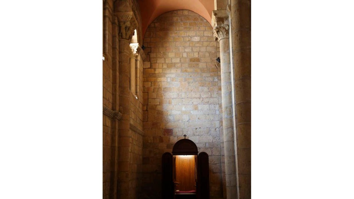 Imagen del confesionario de la Basílica de San Isidoro. SARA CAMPOS