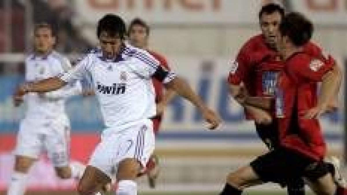 El capitán madridista Raúl intenta controlar el balón ante la presión del jugador del Mallorca Ramis