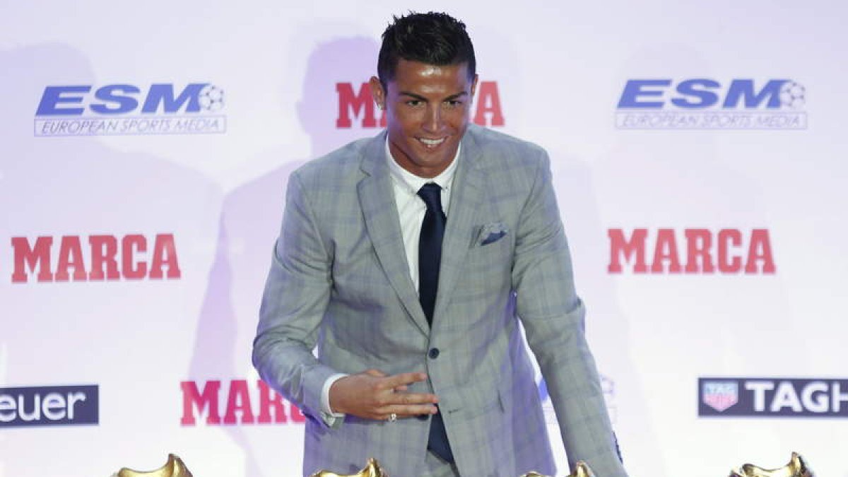 El delantero portugués del Real Madrid Cristiano Ronaldo recibió su cuarta Bota de Oro.