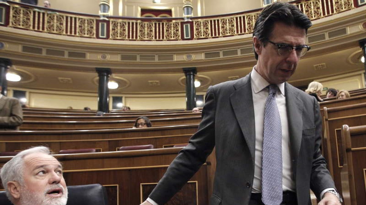 José Manuel Soria, junto a Arias Cañete ayer en el Congreso de los Diputados.