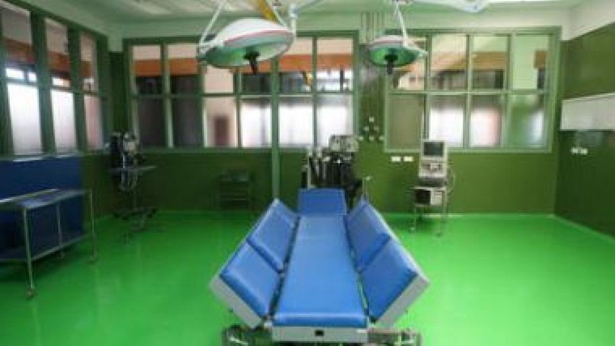 El director del Hospital, Norberto González, explica las características de la resonancia magnética
