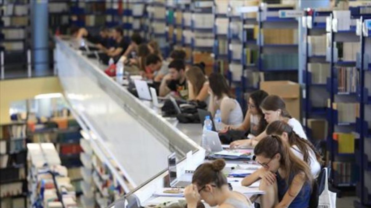 Estudiantes preparando exámenes en la biblioteca de Letras de la UAB