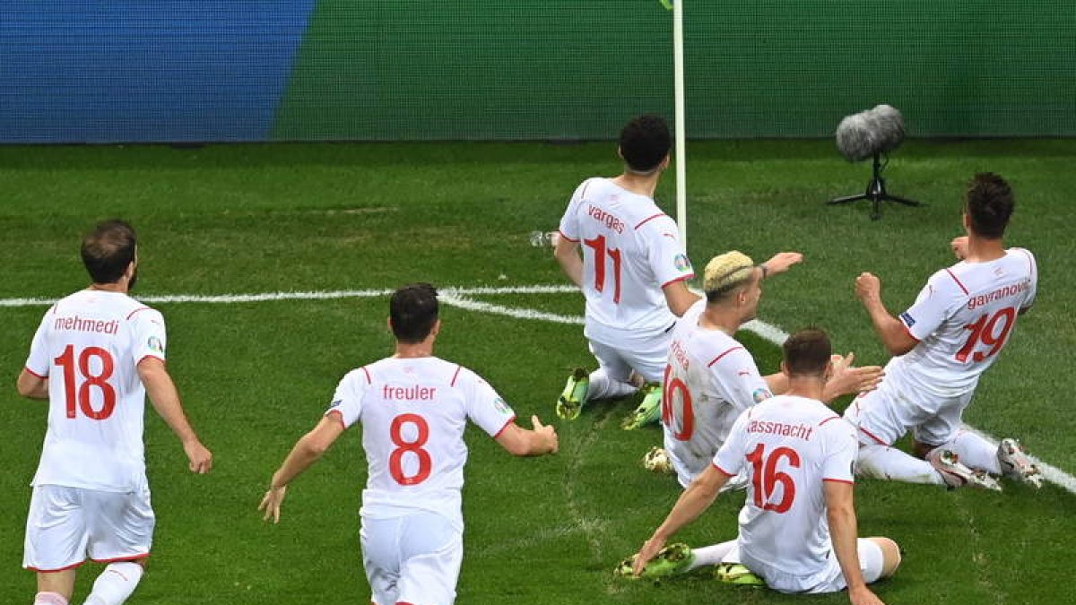 La selección suiza enloquece tras eliminar a Francia. DANIEL MIHAILESCU